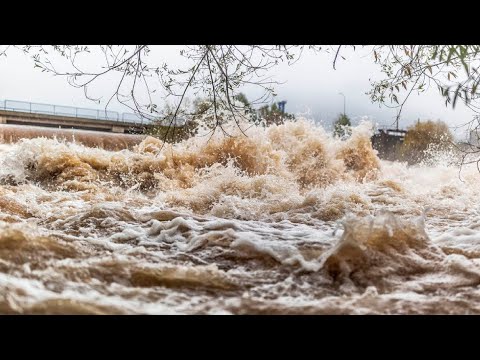 Вода смывает все на своем пути. Талые воды подобрались к Астане и угрожают большим наводнением