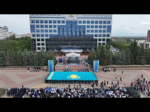 20-метровый флаг вынесли на центральную площадь Костаная