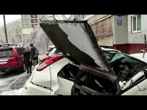 Плита упала на машину с крыши Владивосток
