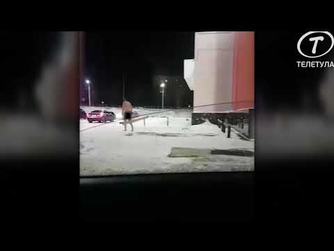 Терминатор, любовник или наркоман: в Новомосковске мужчина разгуливал голым по парковке