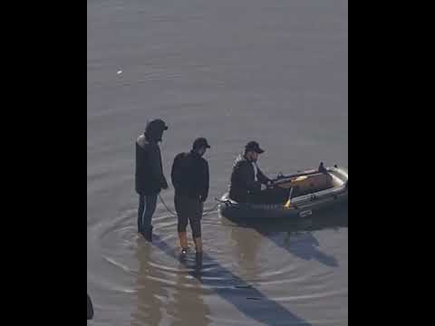 Мужчину на лодке сняли на видео в Уральске