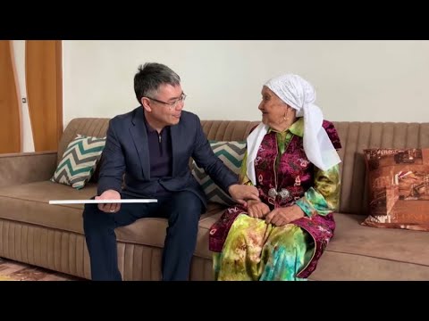 Аким Атырауской области встретился с бабушкой из видеоролика
