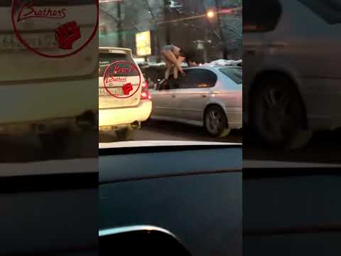 Водитель, из авто которого вылезла полуголая девушка, наказан в Алматы