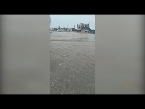 Улицы села в Актюбинской области затопило талой водой