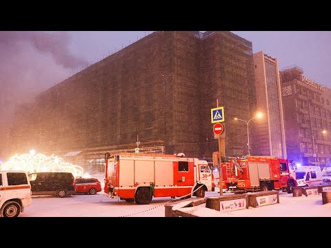 Крупный пожар в центре Москвы. Пламя охватило три строения во дворе «Известия Hall»