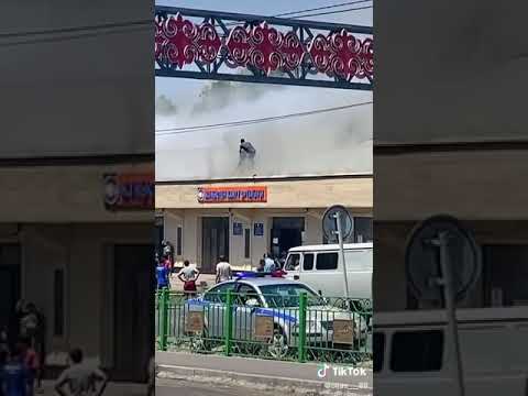 Государственный флаг вытащили из горящего здания в Аксукенте