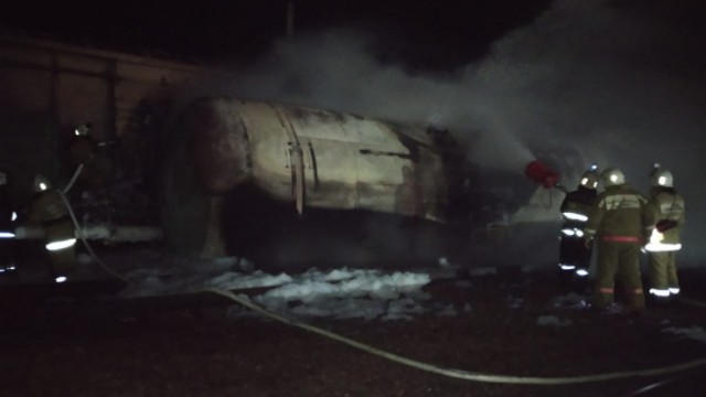 10 поездов застряли в Жамбылской области из-за возгорания цистерны