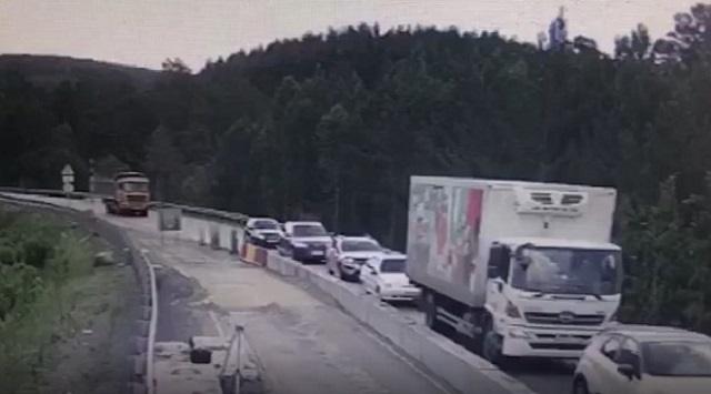 Жуткая авария с неуправляемым грузовиком на трассе в Челябинской области попала на видео