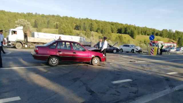ДТП с большегрузом и тремя легковыми автомобилями произошло в Челябинской области