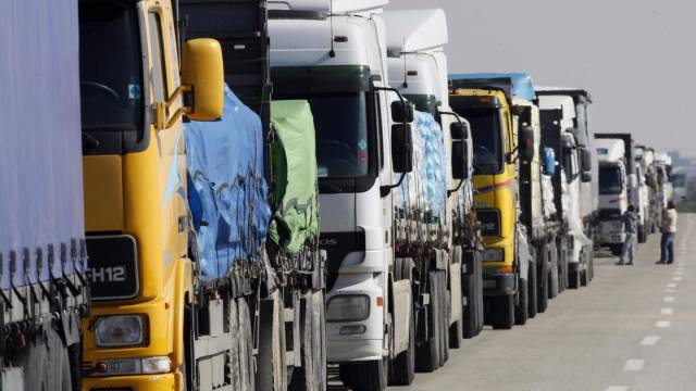 Двести грузовиков скопилось на границе Казахстана и Кыргызстана