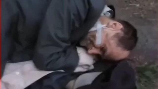 «Вывезли и выбросили»: Лежащий у больницы карагандинец попал на видео
