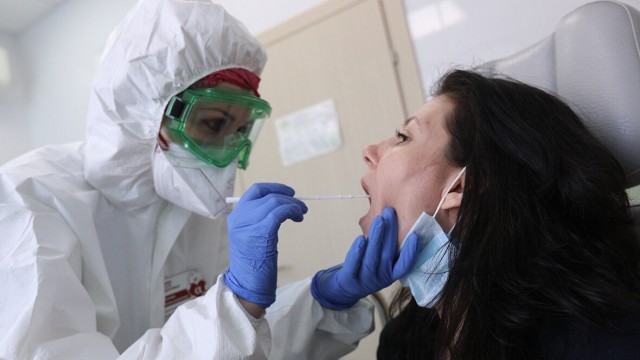 Об искусственном дефиците тестов на коронавирус в Казахстане заявил директор медицинской компании