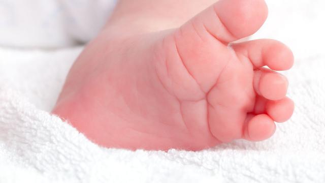 «Выпал из рук сестры»: Младенец перенес операцию на мозге
