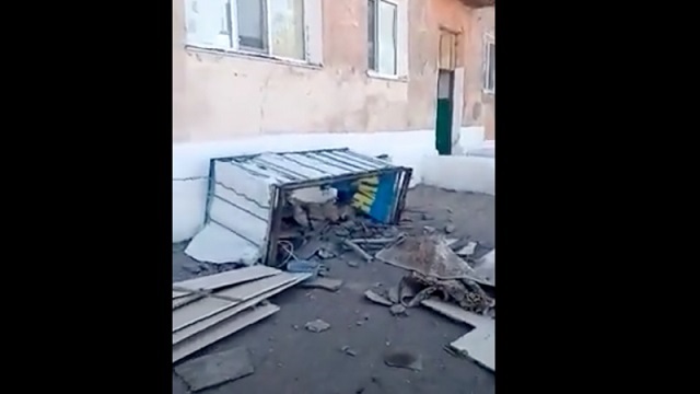 Балкон рухнул вместе со стоявшими на нем супругами в Карагандинской области