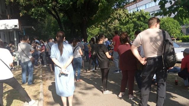 Огромную очередь желающих сдать тест на коронавирус сняли в Алматы