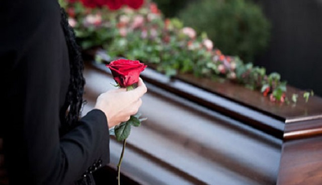 Во время похорон женщина уронила телефон в могилу