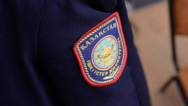 Пьяный полицейский из Атырауской области попал на видео