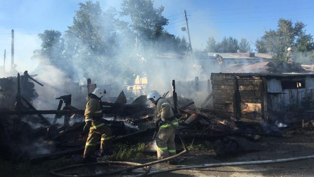 Пожар в Рудном: Сгорели сараи и два автомобиля