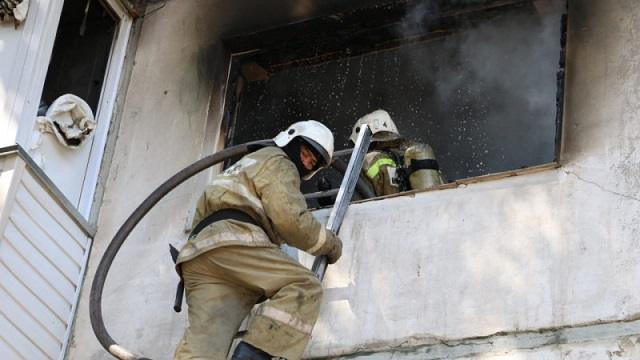 Видео: В Актобе студентов спасли из горящего общежития