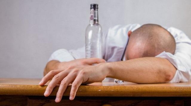 «Миллион в месяц спускал на водку»: Истории анонимных алкоголиков
