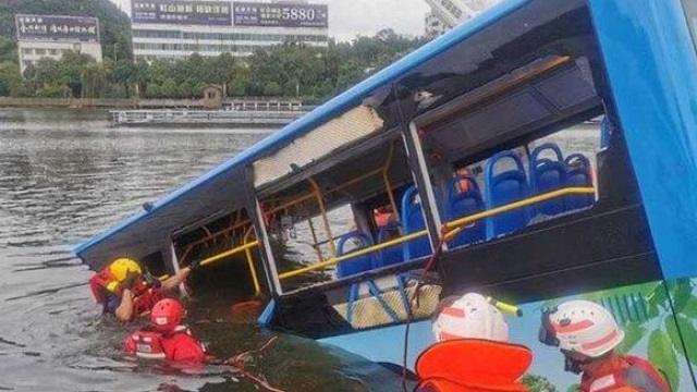 При падении автобуса с моста в воду погибло более 20 школьников