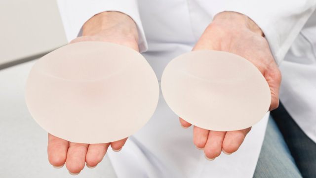 Никто не застрахован: Какие конфузы могут произойти с искусственной грудью?