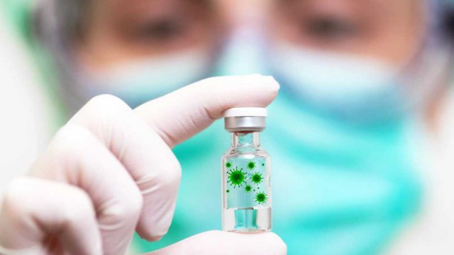 Казахстанскую вакцину начнут испытывать на людях в сентябре