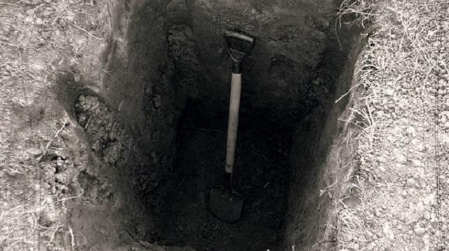 Женщину вытащили из могилы через 10 лет после похорон