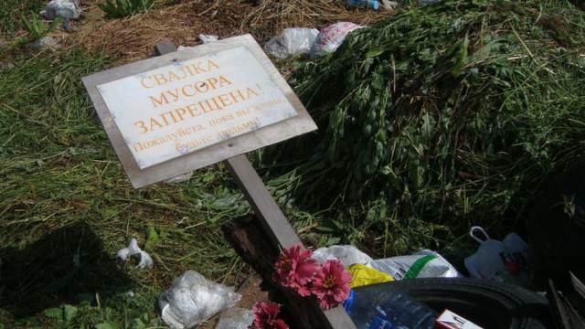 Утопает в мусоре кладбище в Костанайской области