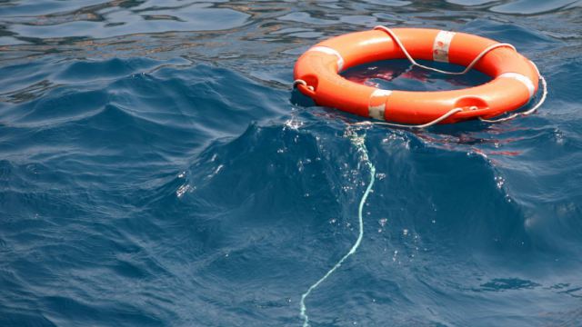 Унесенный цунами в море мужчина плыл 26 часов и выжил