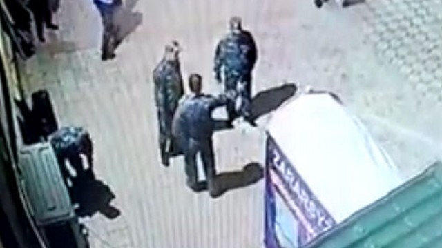 Видео: Освобожден от должности начальник полиции, раздававший подзатыльники подчинённым в Казахстане