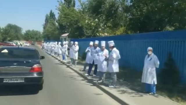 Жителей Казахстана возмутило, что врачей в Шымкенте выставили вдоль дороги