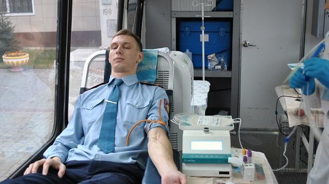 «Приятно быть полезным людям»: Полицейские Рудного снова пополнили областной банк крови