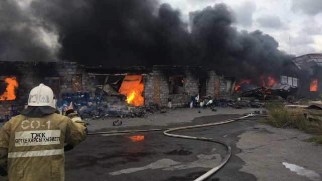 В Рудном десятки пожарных ликвидировали пожар на складе