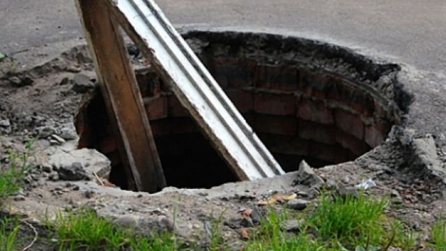 Юный казахстанец упал в канализацию рядом со школой