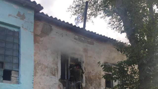 Женщина сумела спастись из горящей квартиры в Костанайской области