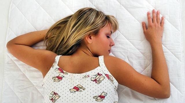 Сон без подушки: Польза для здоровья и противопоказания