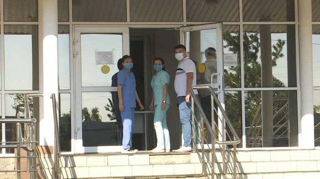 За три года Казахстан покинуло более трех тысяч медиков