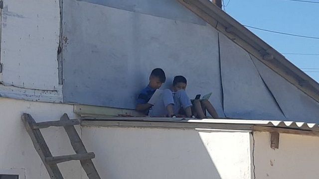 Учеба на крыше: По-другому домашнее задание школьникам в Атырауской области не отправить