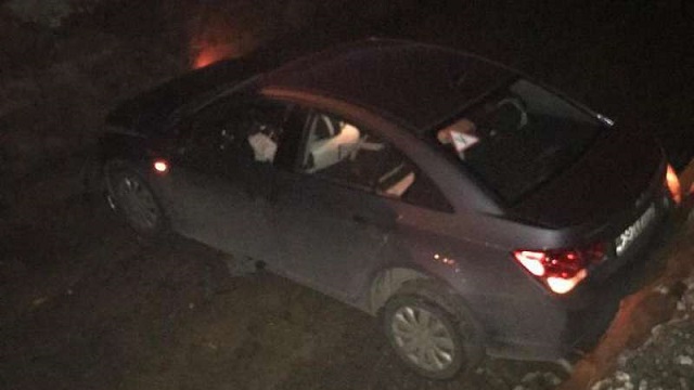 ДТП на въезде в Рудный: Машина упала в траншею, выкопанную коммунальщиками