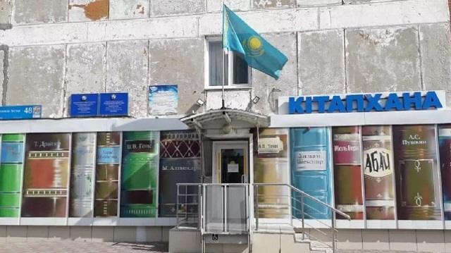 Флаг Казахстана на фоне обшарпанной стены возмутил жителей Костаная