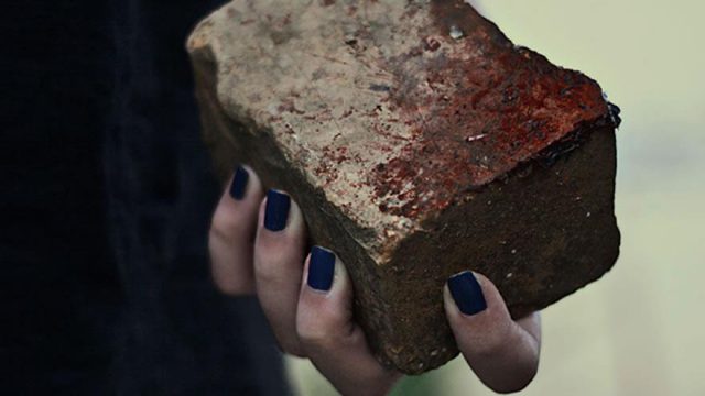 «Кирпичом по голове»: В Павлодаре неадекват избил девушку