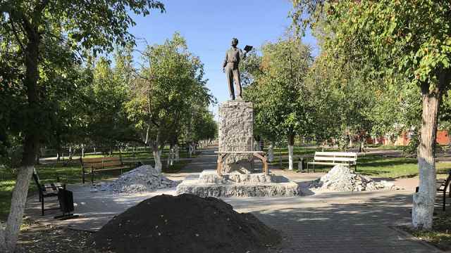 В Костанае реставрируют памятник Пушкину