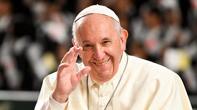 Видео: Ребёнок внезапно прервал аудиенцию Папы Римского
