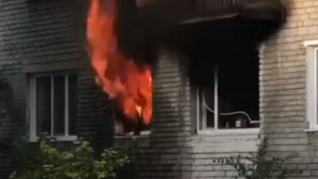 Видео: При пожаре в Костанае людей эвакуировали через балконы