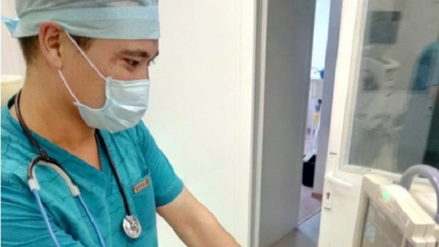 «Пинок в голову»: Малышу из Казахстана сделана трепанация черепа