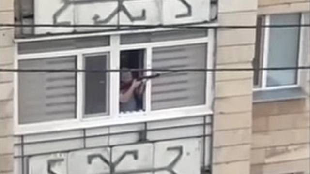 Россиянин открыл стрельбу из окна дома по прохожим
