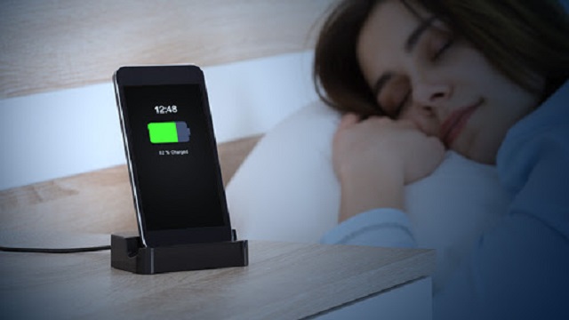 Безопасно ли спать со смартфоном возле подушки