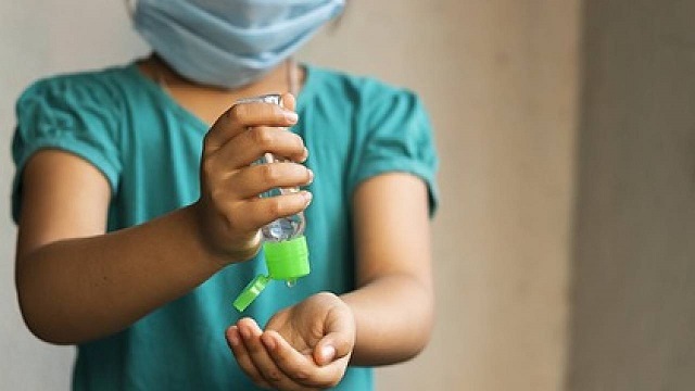Почему дезинфицирующие средства для рук могут быть опасны для детей