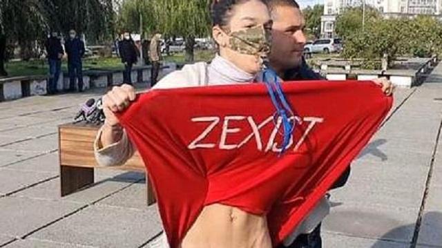 На Украине девушка задрала юбку перед пытавшимся проголосовать Зеленским